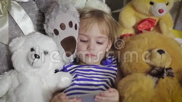 快乐女孩躺在床上家里有智能手机视频的预览图