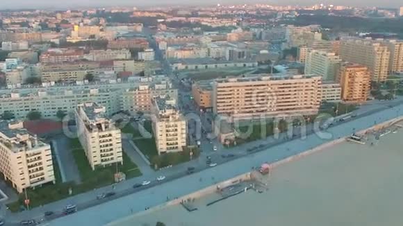 葡萄牙日落时新波尔图的景色空中飞行视频的预览图