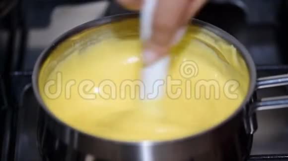 奶油蛋羹烹饪奶油视频的预览图