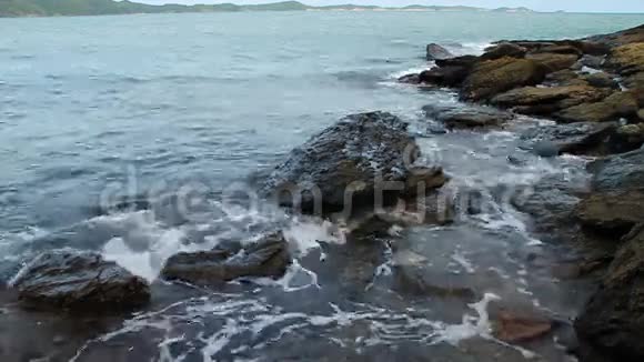 海浪拍打着圆形的岩石溅起水花视频的预览图
