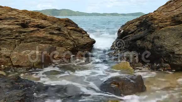 海浪拍打着圆形的岩石溅起水花视频的预览图