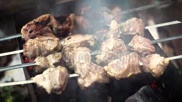 木炭烤的烤肉视频的预览图