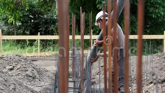 施工工人用泵管浇筑水泥和混凝土视频的预览图