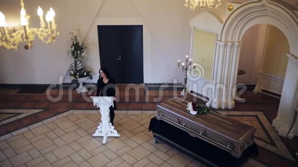 在东正教教堂举行的葬礼上悲伤的女人和棺材视频的预览图
