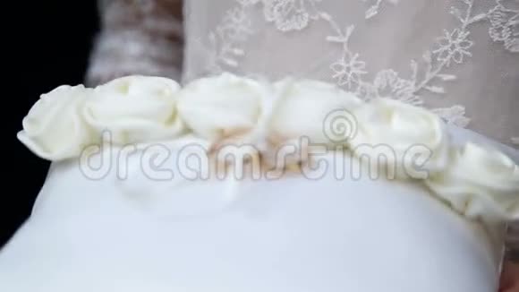 戴着结婚戒指的女孩白色垫子上的结婚戒指垫上两枚金色结婚戒指视频的预览图