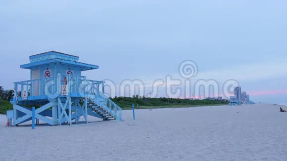 夏晚日落迈阿密海滩救生塔全景4k时间流逝美国视频的预览图