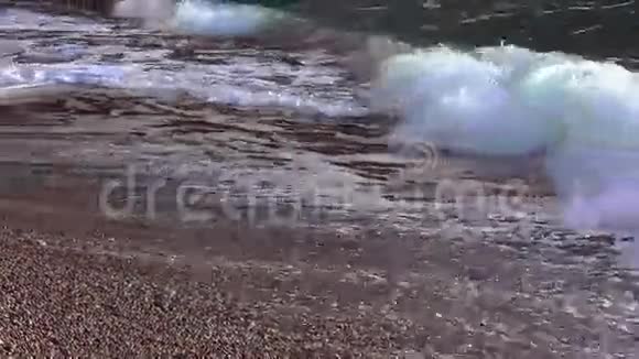 卵石滩上的巨大海浪视频的预览图