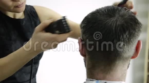 女理发师在美容店里用剪刀剪发视频的预览图