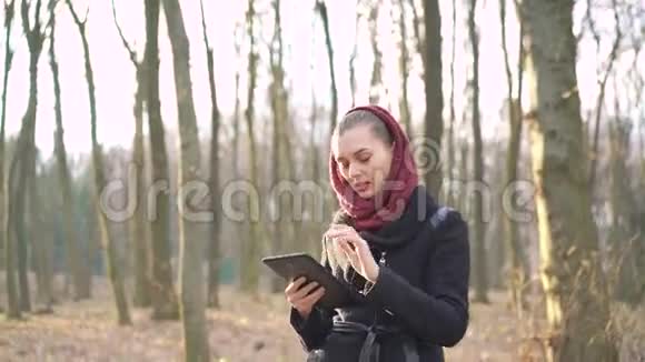 美丽的女孩在春天的森林与碑4k视频的预览图