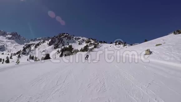 有肾上腺素的女人在高山上滑雪视频的预览图