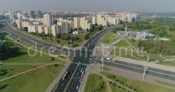 白俄罗斯首都明斯克市十字路口的鸟瞰图住宅建筑住宅面积视频的预览图