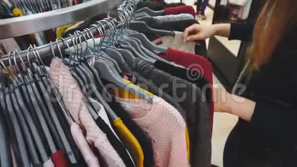 购物女人购物者的双手视频的预览图