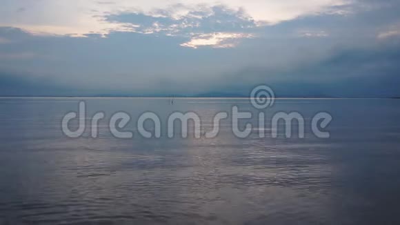 早晨日出的宁静景象天空阴云笼罩着海景视频的预览图