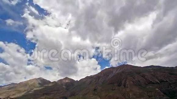群山中的云吉尔吉斯斯坦锡中部视频的预览图
