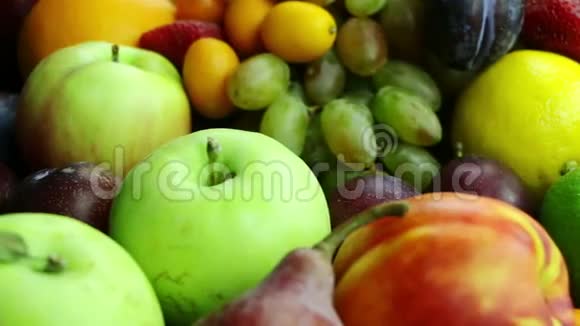 不同的水果和浆果特写镜头视频的预览图