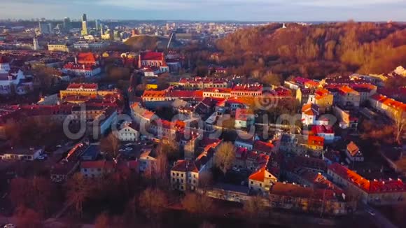 立陶宛维尔纽斯维尔纽斯老城的鸟瞰图视频的预览图