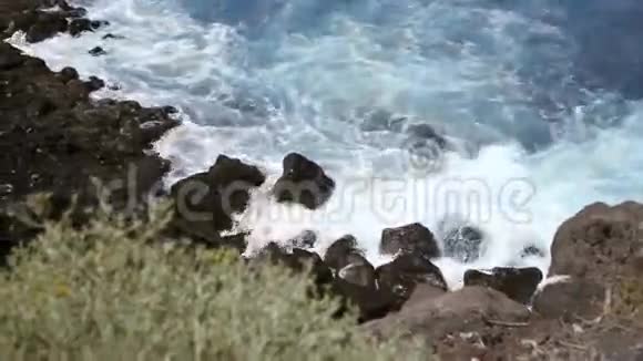 水拍打着岩石海岸视频的预览图