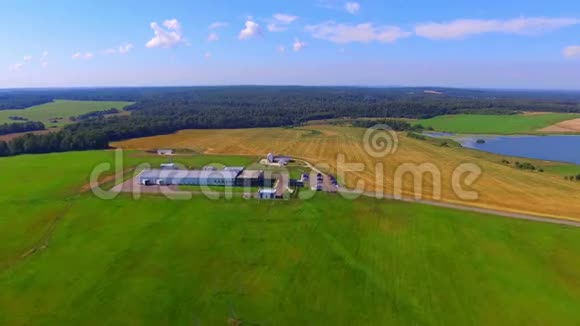 现代农场建筑的空中景观视频的预览图