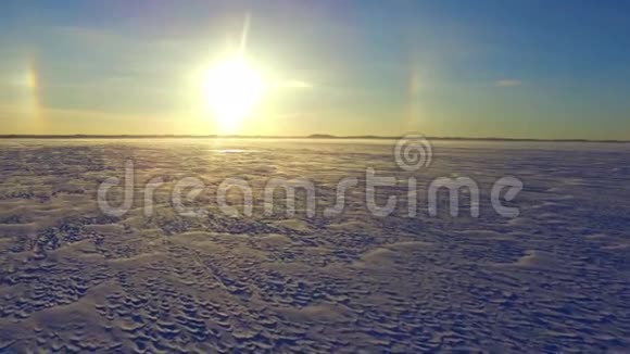 无人机飞过白雪覆盖的冰湖视频的预览图