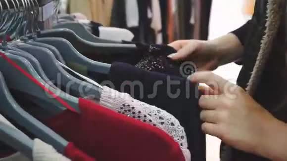 购物女人店员看衣服的手视频的预览图