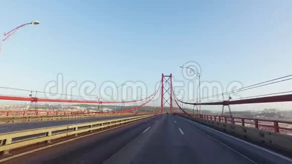 在里斯本的25德阿布里勒桥上开车视频的预览图