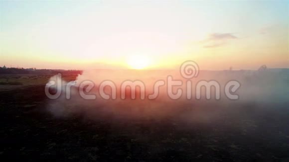 空中4k日落时的火田大规模火灾俯视图照相机飞过浓烟视频的预览图