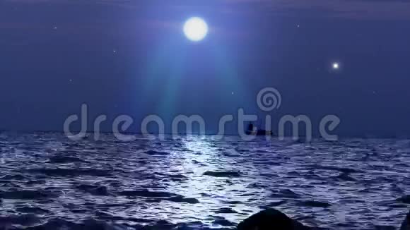 在神奇的夜晚船在月亮下航行视频的预览图