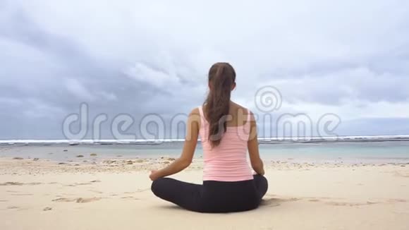 女人在瑜伽中冥想阿萨纳帕德马萨纳视频的预览图