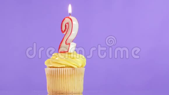 有第二支蜡烛的生日蛋糕视频的预览图