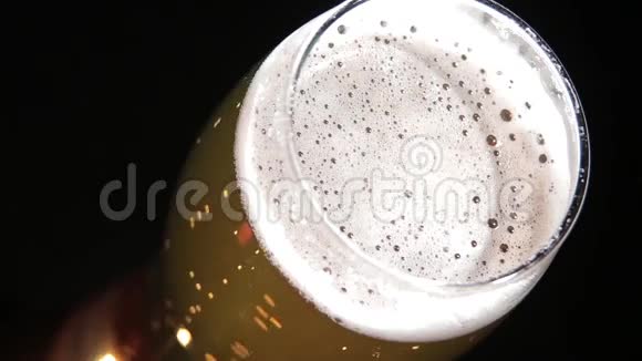 啤酒在玻璃杯里流动视频的预览图