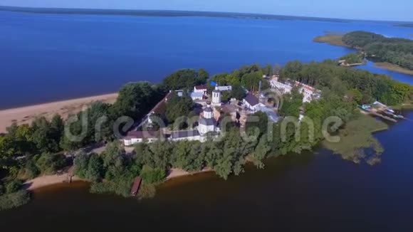 从俄罗斯塞利格湖上的岛屿上的修道院返回鸟瞰视频的预览图