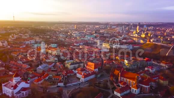 维尔纽斯立陶宛维尔纽斯老城的鸟瞰图视频的预览图