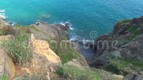 蓝色的大海有波浪野生的自然美丽的风景波浪在岩石上翻滚视频的预览图