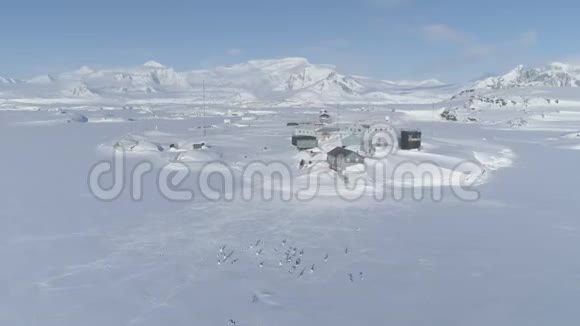 南极洲海岸弗纳德斯基站的鸟瞰图视频的预览图
