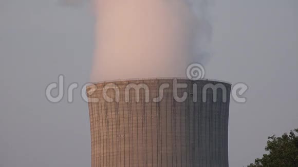 工业冷却塔核电站空气污染视频的预览图