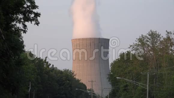 工业冷却塔核电站空气污染视频的预览图