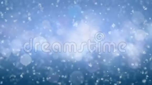 美丽温柔的圣诞雪落在蓝色圆圈背景与缓慢微风无缝慢动作3d视频的预览图