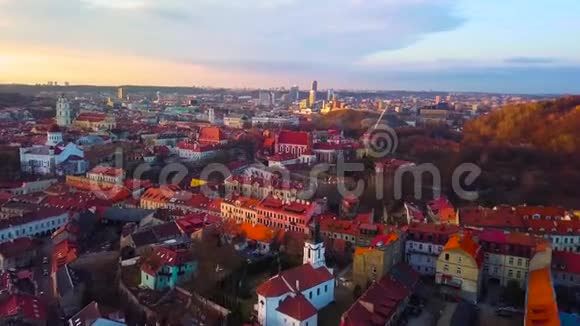 维尔纽斯立陶宛维尔纽斯老城的鸟瞰图视频的预览图
