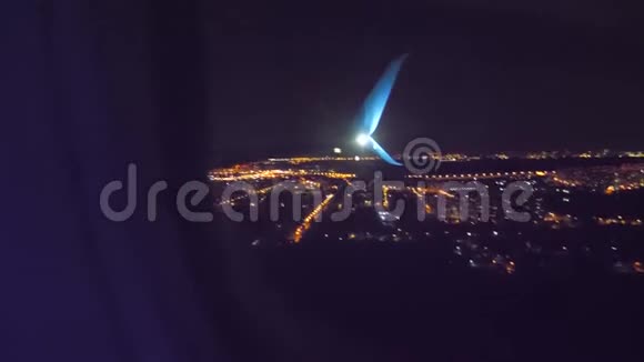 从上面可以看到夜景起飞飞机飞行概念飞机晚上在机场起飞视频的预览图
