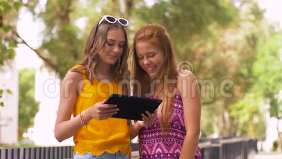 夏季公园里带平板电脑的少女视频的预览图