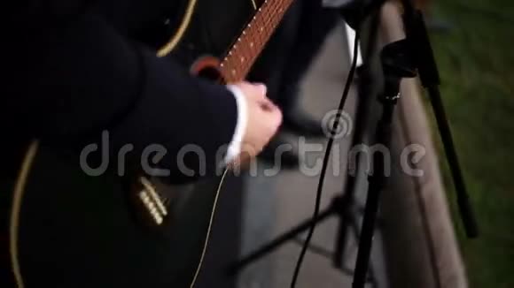 吉他手弹吉他视频的预览图