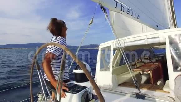 在帆船上航行视频的预览图