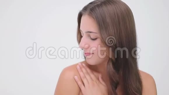 开朗的黑发女人按摩她的肩膀视频的预览图