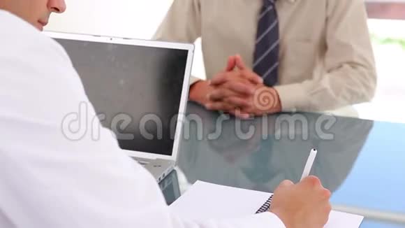 生病的商人和医生谈话视频的预览图