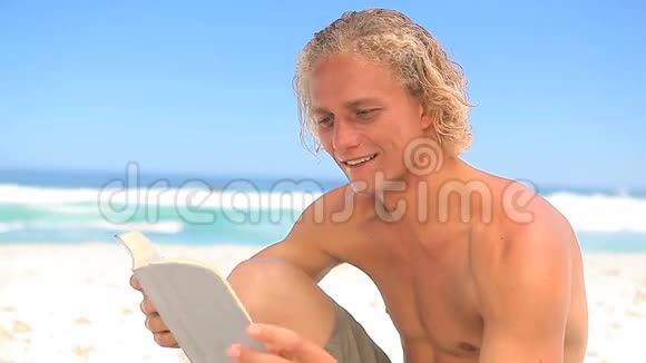 微笑的金发男人在读小说视频的预览图