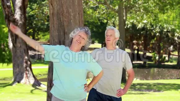 微笑成熟的夫妇做健身运动视频的预览图