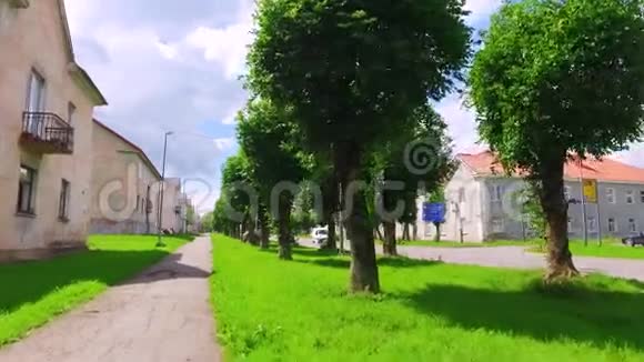 一个老城区狭窄街道的慢镜头下面的动作视频的预览图