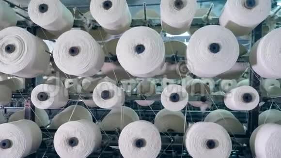 缝纫线轴在旋转工业纺织厂视频的预览图