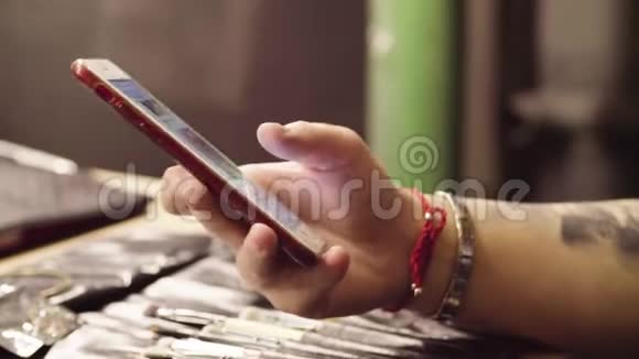 女性手滚动智能手机视频的预览图