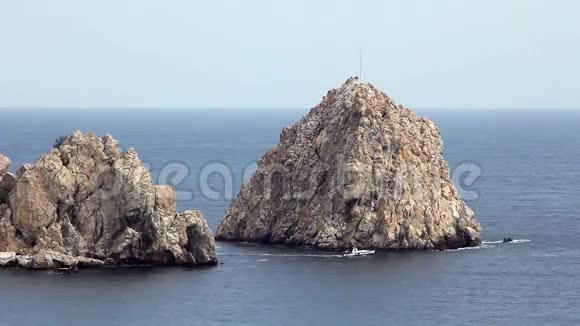 在悬崖附近的蓝海摩托艇视频的预览图